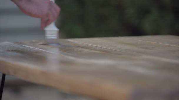 Pennello Primo Piano Pittura Mano Maschile Tavolo Legno Con Dolore — Video Stock