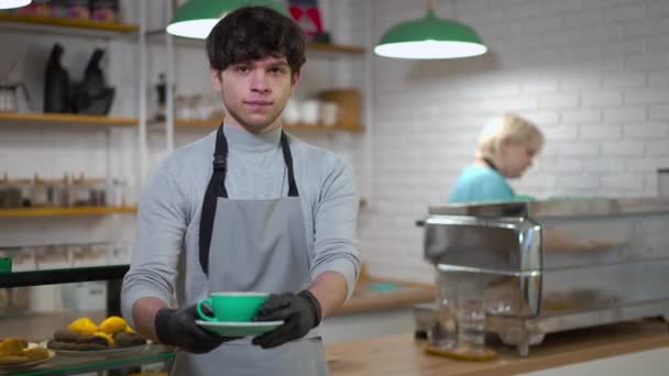 Jeune Barista Mâle Étirant Tasse Café Regardant Caméra Avec Une — Video