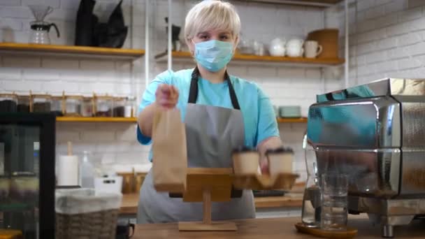 Pozytywny Size Blondynka Masce Twarz Rozciągając Kawę Wynos Deser Patrząc — Wideo stockowe