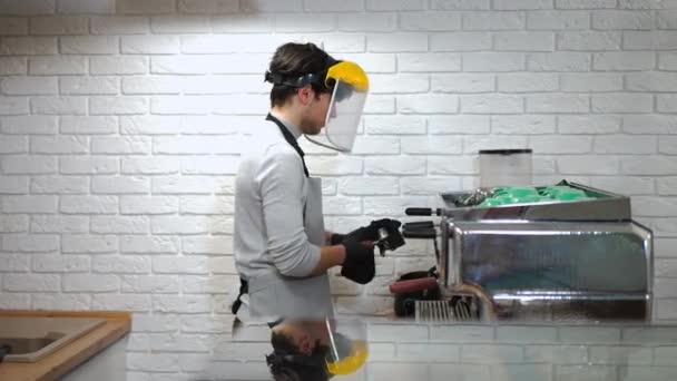 Kafedeki Kahve Makinesinin Yüz Koruyucu Parçalarını Temizleyen Beyaz Bir Adamın — Stok video