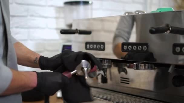 Closeup Mannelijke Handen Handschoenen Reinigen Delen Van Koffiezetapparaat Slow Motion — Stockvideo