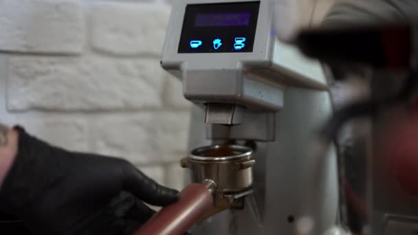 Gemalen Koffiebonen Poeder Gieten Slow Motion Portafilter Mannelijke Blanke Handen — Stockvideo