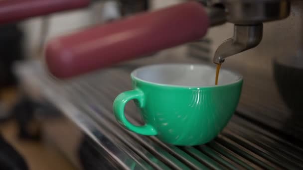 Detailní Zelený Šálek Kávy Chutným Nápojem Nalévajícím Uvnitř Detailní Vynikající — Stock video