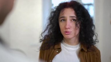 Kahveciyle konuşan gülümseyen bir kadının portresi sabah kafede sipariş verirken. Şehir merkezinde öğle yemeği için sıcak bir şeyler ısmarlayan beyaz kadın müşteri.