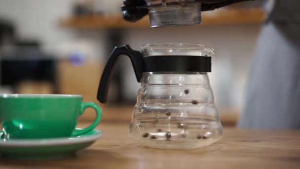 Großaufnahme Kaffeebohnen Die Zeitlupe Kaffeehaus Ein Glas Fallen Unbekannter Barista — Stockvideo