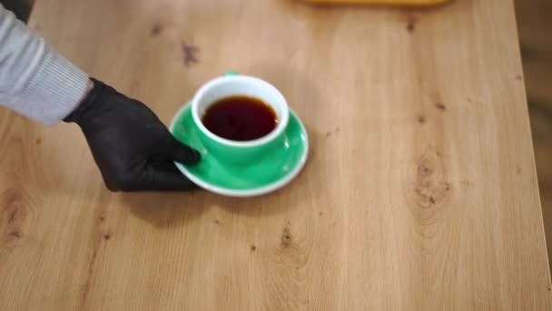 Hoge Hoek Uitzicht Close Mannelijke Barista Het Doorgeven Van Koffie — Stockvideo