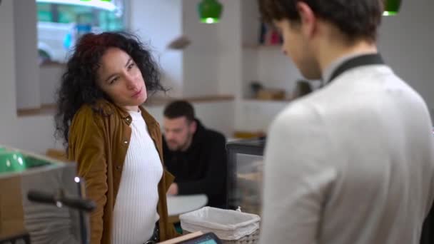 Mulher Jovem Positivo Sorrindo Conversando Com Homem Que Pede Café — Vídeo de Stock
