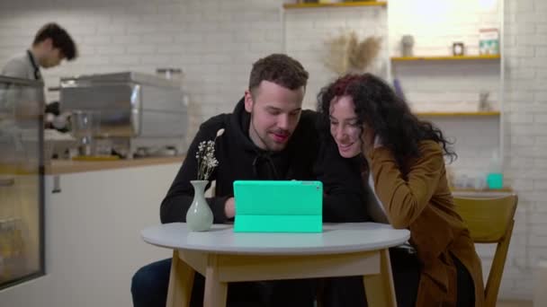 Kafkasyalı Genç Çiftin Dijital Tablet Üzerinde Sosyal Medyada Gezinip Arka — Stok video