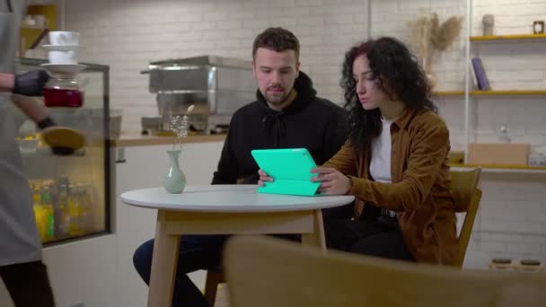 Couple Confiant Détendu Assis Dans Café Comme Serveur Apportant Thé — Video