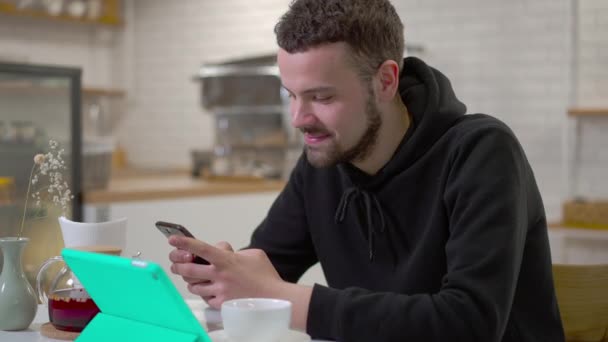 Ontspannen Blanke Man Glimlachend Berichten Smartphone App Zittend Cafe Met — Stockvideo