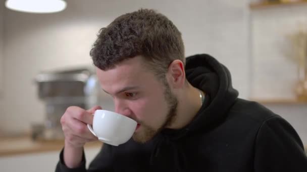 Close Man Drinkt Onlekkere Koffie Ruikende Drank Met Ontevreden Gezichtsuitdrukking — Stockvideo