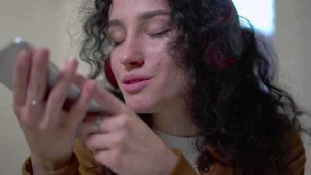 Портрет Положительной Молодой Женщины Отправляющей Голосовую Почту Смартфоном Слушающей Музыку — стоковое видео