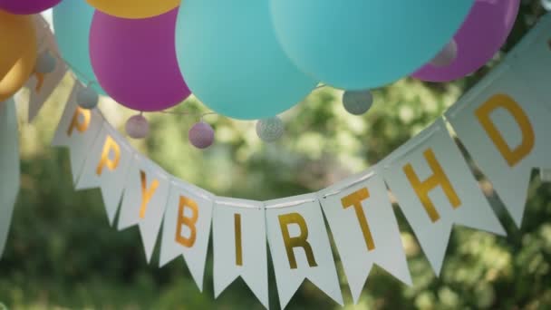 Zbliżenie Wielokolorowe Balony Happy Birthday Dekoracji Wiszące Słońcu Parku Letnim — Wideo stockowe