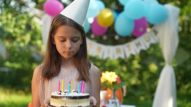Retrato Menina Triste Com Bolo Aniversário Olhando Para Câmera Dia — Vídeo de Stock