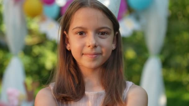 Zufriedenes Hübsches Kaukasisches Mädchen Das Zeitlupe Die Kamera Blickt Und — Stockvideo