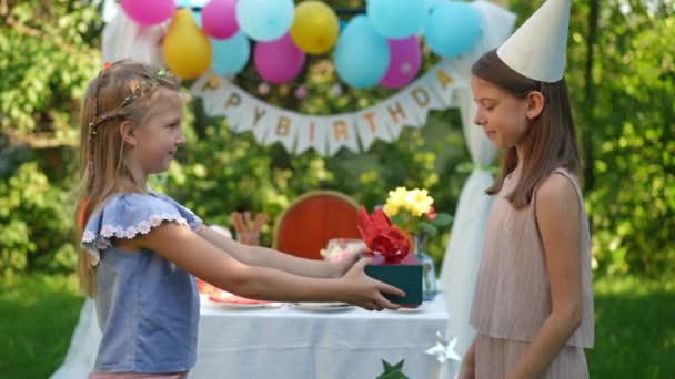 Vue Côté Charmante Fille Caucasienne Passant Boîte Cadeau Anniversaire Ami — Video