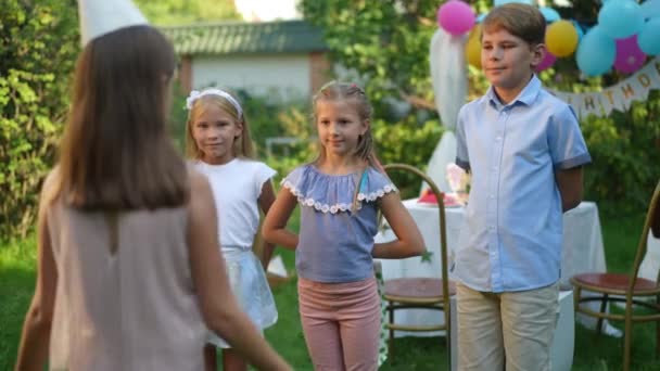 Positiva Barn Går Till Födelsedagsbarnet Passerar Presenter Leende Kaukasiska Glada — Stockvideo