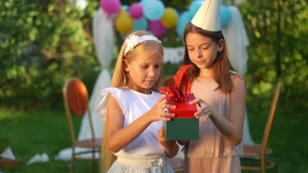 Dos Chicas Lindas Abriendo Caja Regalo Cumpleaños Con Expresión Facial — Vídeo de stock