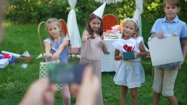 Rack Zaměření Skupiny Šťastných Dětí Pózovat Aplikace Smartphone Ženských Bělošských — Stock video