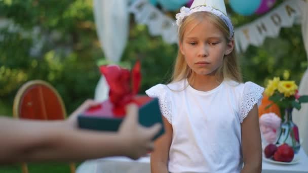 Недовольная Непослушная Девочка Отворачивается Подарка День Рождения Руках Кавказских Детей — стоковое видео