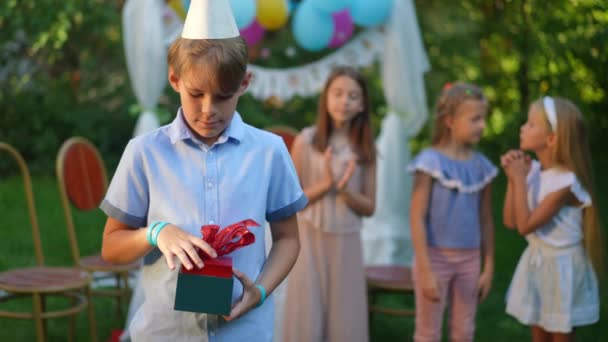 Netter Kaukasischer Junge Der Das Geburtstagsgeschenk Zeitlupe Öffnet Und Links — Stockvideo