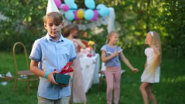 Porträt Eines Nachdenklichen Jungen Mit Geschenkbox Der Links Steht Und — Stockvideo