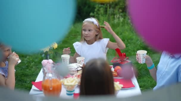Portrait Fille Caucasienne Détendue Debout Toasting Jus Tasses Avec Des — Video