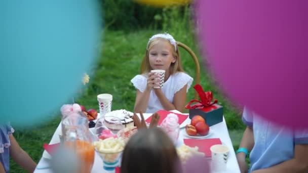 Blondynka Czarująca Dziewczyna Pije Sok Zwolnionym Tempie Siedząc Przyjaciółmi Imprezie — Wideo stockowe