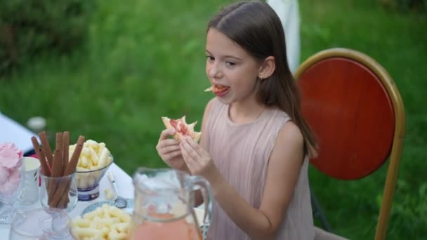Brünettes Kaukasisches Mädchen Das Leckere Pizza Isst Sitzt Mit Freunden — Stockvideo