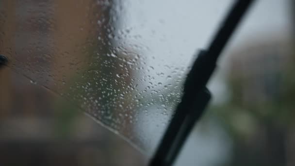 Kaca Depan Tertutup Dengan Tetes Hujan Dan Penyeka Mobil Lewat — Stok Video