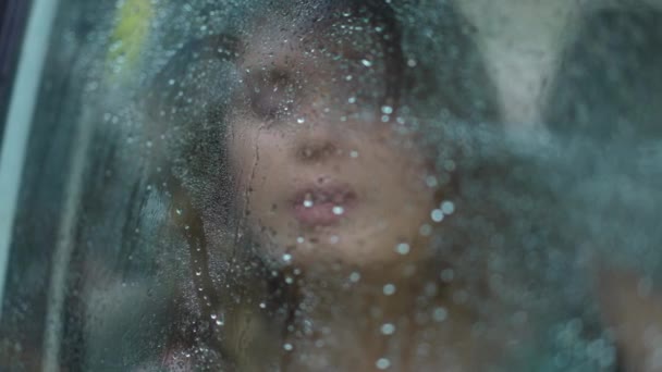 Okno Samochodu Kroplami Deszczu Kobieca Ręka Dotykająca Szkła Przemyślane Smutne — Wideo stockowe