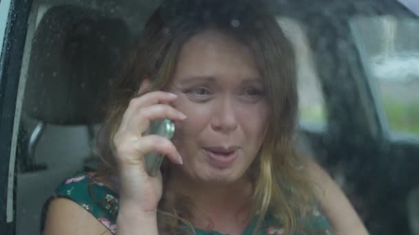 Mujer Enojada Estresada Gritando Hablando Por Teléfono Sentada Auto Día — Vídeo de stock