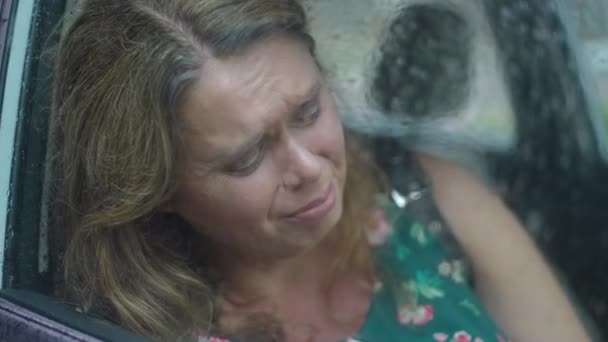 Femme Désespérée Taille Pleurant Assis Dans Voiture Sur Siège Passager — Video