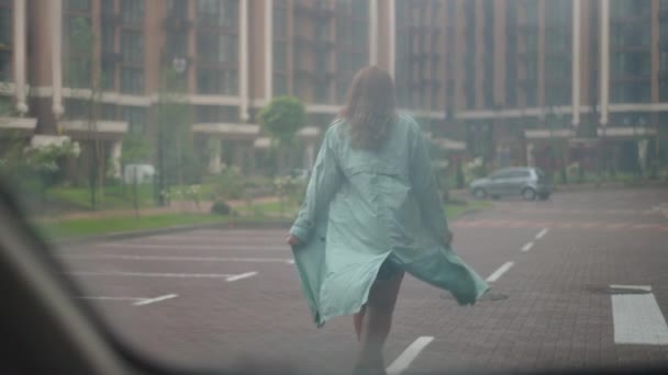 Nyugodt Gondtalan Plusz Méretű Sétál Város Utcáin Esős Napokon Miközben — Stock videók