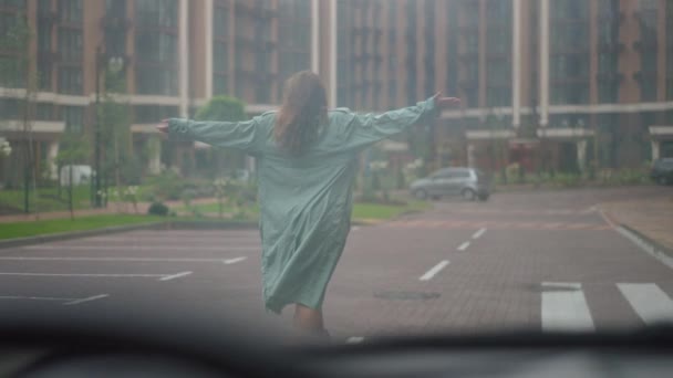 Strzelanie Samochodu Szczęśliwej Size Pewna Siebie Pani Płaszczu Spacerując Deszczowej — Wideo stockowe