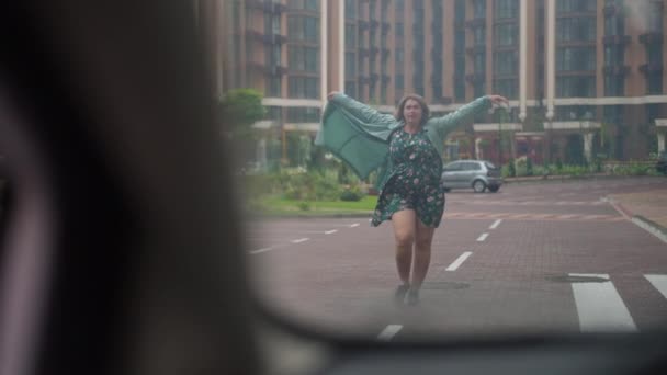 기사보기 야외에서 동작으로 지나가는 여성을 만족시켜 공개됐다 즐거운 거리를 — 비디오