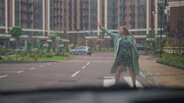 Şehir Caddesinde Yağmurlu Bir Yaz Gününde Otostop Çeken Beyaz Bir — Stok video