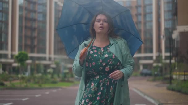 Střelba Přes Sklo Okouzlující Size Žena Mávající Kameru Stojící Deštníkem — Stock video