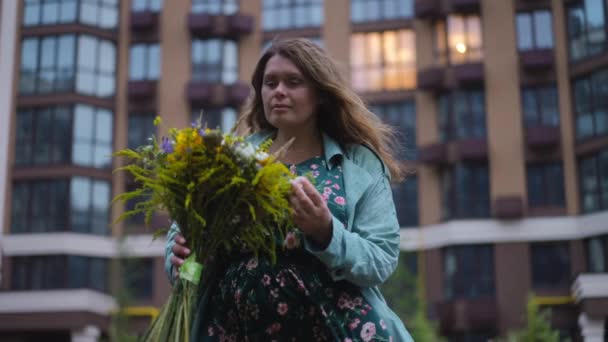 Živý Fotoaparát Přiblížit Atraktivní Velikost Usmívající Žena Vonící Kytice Květin — Stock video