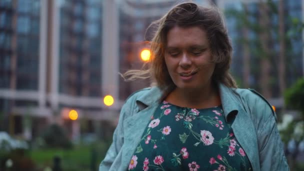 Büyük Ölçekli Beyaz Kadın Şehirde Akşam Caddesinde Dilek Tutuyor Büyüleyici — Stok video