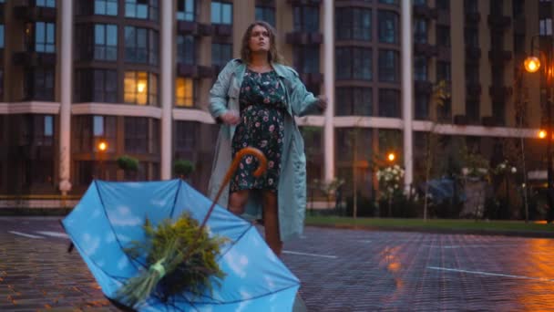 Широкий Знімок Портрета Пригніченої Жінки Плюс Розмір Стоїть Міській Вулиці — стокове відео