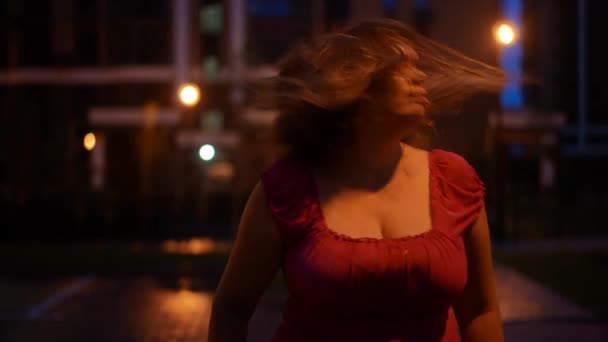 Взрослая Женщина Подбрасывающая Волосы Замедленной Съемке Стоит Ночной Улице Смотрит — стоковое видео
