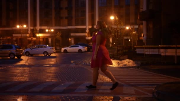Широкий Выстрел Очаровательный Плюс Размер Женщина Прогуливаясь Ночной Улице Букет — стоковое видео