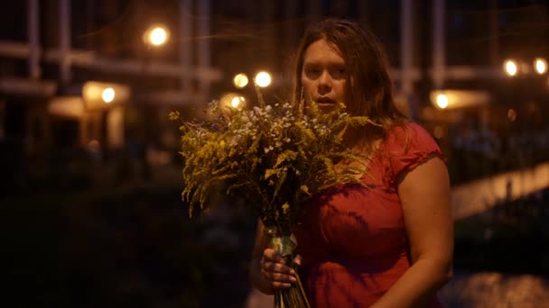 자극적 크기가 코카서스 동작으로 꽃다발을 카메라를 거리에서 부정적 감정을 표현하는 — 비디오