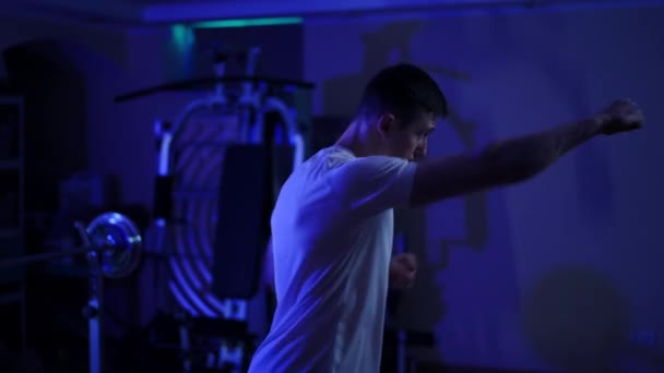 Seitenblick Motivierte Boxer Beim Training Der Dunkelheit Heimischen Fitnessstudio Mittlere — Stockvideo
