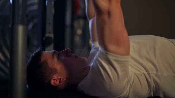 Боковой Вид Сильного Спортсмена Поднимающего Штангу Лежащую Скамейке Упражнений Темном — стоковое видео