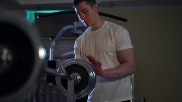 Pemuda Olahragawan Menambahkan Bobot Pada Barbel Berdiri Kursi Olahraga Gym — Stok Video