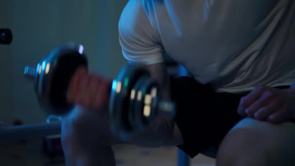 Неузнаваемый Сильный Спортсмен Поднимает Гантель Сидя Скамейке Упражнений Темноте Молодой — стоковое видео