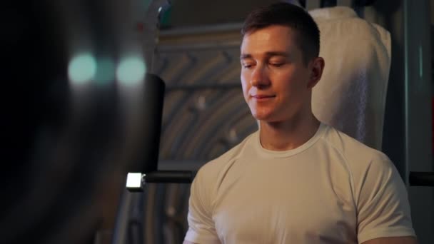 Ung Kaukasisk Man Dricker Vatten Stående Från Gymmet Utrustning Lämnar — Stockvideo
