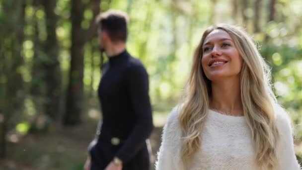 Portrét Šťastně Usmívající Krásné Bělošky Kráčející Zpomaleném Filmu Slunném Lese — Stock video